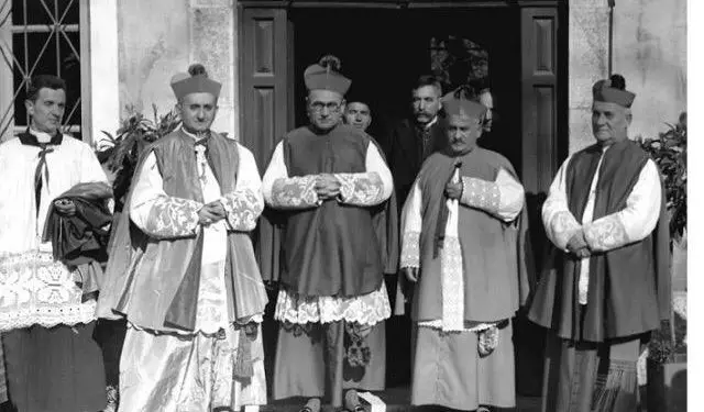 “As armiku ma i tërbuem, s’ka muejt me u ba një propagandë më armiqësore, në 22 vjet, sa i keni ba ju vetit…”/ Promemoria e Padër Mëshkallës për Mehmet Shehun
