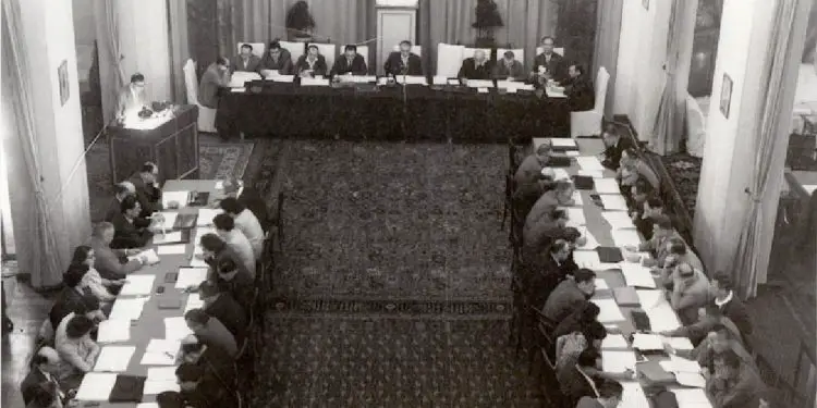 Diskutimi i Enverit: “Njollat e murrme’ nuk më pëlqeu, është mikroborgjeze, se po t’ia shash brigadieren e ndershme një komunisti…”/ Si u ‘kryqëzua’ drama në ’69-ën