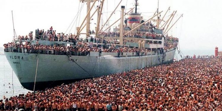 “Pantallona dhe xhaketa blu të konsumuara që vinin nga një ideologji dhe epokë tjetër, flaken në rrugicat e Brindizit….”/ Shkrimi i ‘New York Times’ më 9 mars ‘91