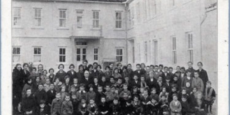 ‘Historia e shkollave dhe institucioneve arsimore amerikane në Shqipëri dhe fati i tyre nën regjimin komunist të Enver Hoxhës…’