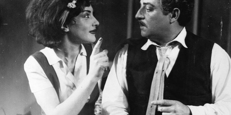 Autokritika e aktorëve të teatrit të Durrësit: “Ndjehemi të turpëruar që pëlqyem ‘Njolla të murrme’ dhe…”/ Si u ‘kryqëzua’ drama pasi u kritikua nga Enveri