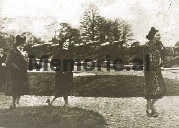 Prill 1938, kur Shqipëria e Mesme dhe ajo e Jugut, pritën me manifestime të mëdha, motrat e Mbretit Zog, Princeshat: Myzejen, Maxhide dhe Ruhije