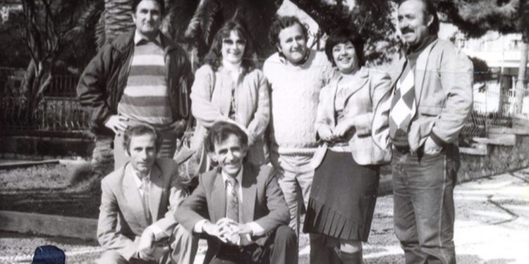 Autokritika e aktorëve të teatrit të Durrësit: “Ndjehemi të turpëruar që pëlqyem ‘Njolla të murrme’ dhe…”/ Si u ‘kryqëzua’ drama pasi u kritikua nga Enveri