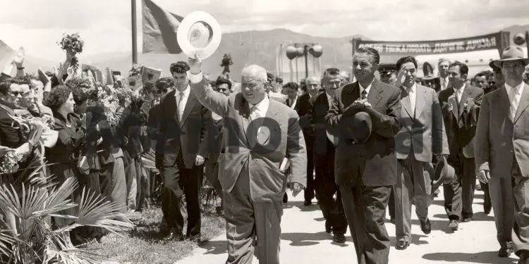 “Marshali Greçko, gjeti si preteks për ‘Bazën e Vlorës’, incidentin e policit tonë në lumin e Izovrit me tre gratë sovjetike, i cili u’a …”/ Fjala e panjohur e Enverit më 30 maj të 1960-ës