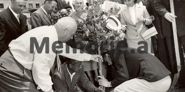 “Marshali Greçko, gjeti si preteks për ‘Bazën e Vlorës’, incidentin e policit tonë në lumin e Izovrit me tre gratë sovjetike, i cili u’a …”/ Fjala e panjohur e Enverit më 30 maj të 1960-ës