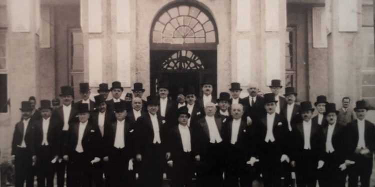 Fotot e rralla të deputetëve shqiptarë, që nga parlamenti i parë i 1921-it, te ai i fundit i Monarkisë së Zogut, në prillin e 1939-ës