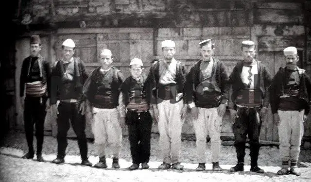 “Ata qi udhëtojnë jashtë viseve të Mbretnisë ottomane, janë të lirë në marrjen e pasaportës, por ata qi janë në kërkim policor…”/ Si jepeshin nënshtetësitë dhe leje-kalimet në Shqipëri, që nga viti 1838