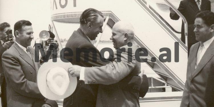 “Sovjetikët u larguan me nëndetëset e tyre që nuk i kishin dorëzuar, mirëpo na lanë këtu rreth 150 marinarë të tyre…”/ Fjala e panjohur e Enverit më 30 maj të 1960-ës