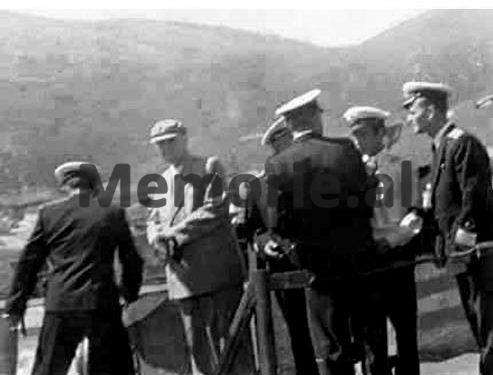“Sovjetikët u larguan me nëndetëset e tyre që nuk i kishin dorëzuar, mirëpo na lanë këtu rreth 150 marinarë të tyre…”/ Fjala e panjohur e Enverit më 30 maj të 1960-ës