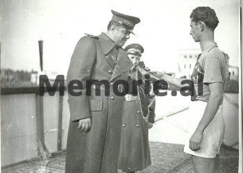 April 6, 1946 / “When the Prime Minister Enver Hoxha and the Minister of Interior, Koci Xoxe, ‘blessed’ the captain of the football team” Partizani “, after the ‘reds’ had changed their name…” / Unknown photos