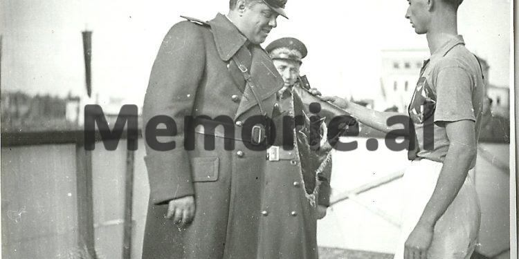 April 6, 1946 / “When the Prime Minister Enver Hoxha and the Minister of Interior, Koci Xoxe, ‘blessed’ the captain of the football team” Partizani “, after the ‘reds’ had changed their name…” / Unknown photos