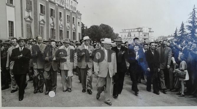 “Atasheu ynë tregtar në Pragë, i ngatërruar me gra çeke dhe i rënë në rrjetën e Sigurimit çekosllovak, u zhduk nga banesa e tij…”/ Ditari politik sekret i Enverit, maj ‘61
