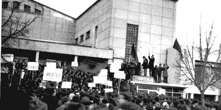 Në Kosovë kanë ardhur forca të mëdha të milicisë serbe, është ndaluar qarkullimi dhe filluan llogjet e lakenjve titistë, që nga Fadil Hoxha, Xhavit Nimani…”/ Ditari i panjohur i Enverit për ngjarjet e ’81-it