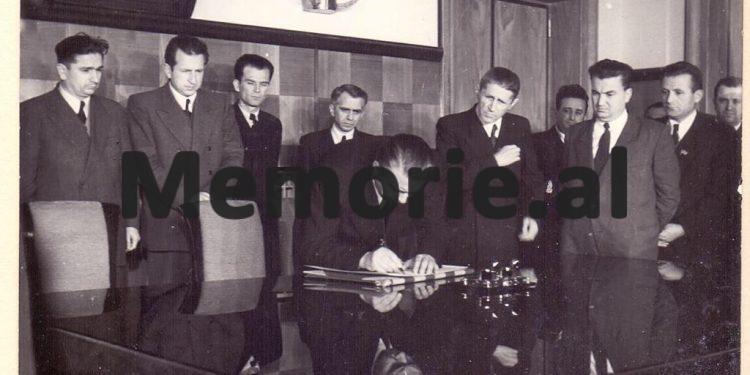 “Eleminimi fizik i babait tonë, Tuk Jakova, nga Sigurimi i Shtetit në ‘prehrin’ e bluzave të bardha, në kirurgjinë e spitalit civil nr. 2 në Tiranë, në 26 gusht 1959”/ Dëshmia e rrallë e të birit