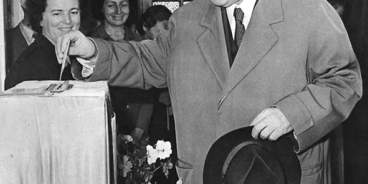 “Kur punonjësit sigurojnë ndonjë fitore në zgjedhjet, borgjezia reaksionare, e mbështetur nga qarqet ushtarake, i likuidon rezultatet e votimeve…”/ Fjala e Enver Hoxhës para zgjedhësve më 30 maj 1962