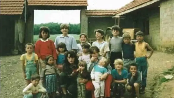 Quo vadis Kosovë! “Adem Jashari paska refuzu cigaren në ramazan!” dhe “gratë janë për kuzhinë, oda është për burra”!