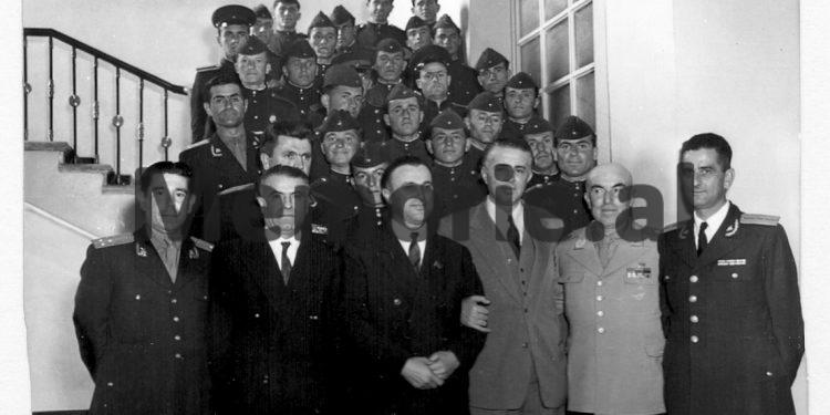 Llambi Premti Llazi Stratoberdha Mihallaq Ziçishti Enver Hoxha dhe Teki Kolaneci se bashku me oficeret e kursit te Kufirit nw Shkollen e Larte te MPB-se. 1961