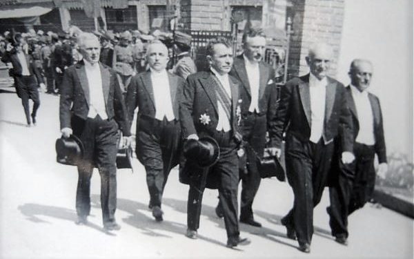 Fotot e rralla të deputetëve shqiptarë, që nga parlamenti i parë i 1921-it, te ai i fundit i Monarkisë së Zogut, në prillin e 1939-ës