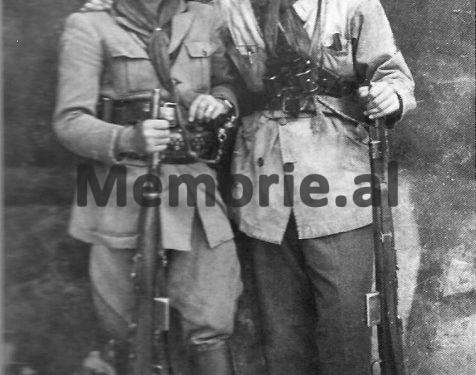 Letra për Hysni Kapon: “Tuk Jakova thotë se nuk mund të punohet më me Enverin, i duhet vënë fshesa gjithë Byrosë, se…”/ Raporti i Sigurimit me përgjimet e “Tomorri”-t në 1957-ën