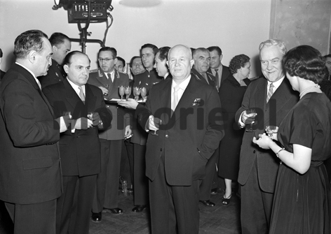 “Sovjetikët u larguan me nëndetëset e tyre që nuk i kishin dorëzuar, mirëpo na lanë këtu rreth 150 marinarë të tyre…”/ Fjala e panjohur e Enverit më 30 maj të 1960-ës