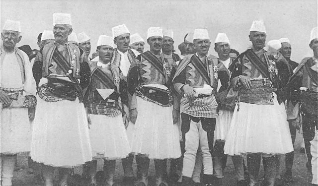 Fotot e rralla të deputetëve shqiptarë, që nga parlamenti i parë i 1921-it, te ai i fundit i Monarkisë së Zogut, në prillin e 1939-ës