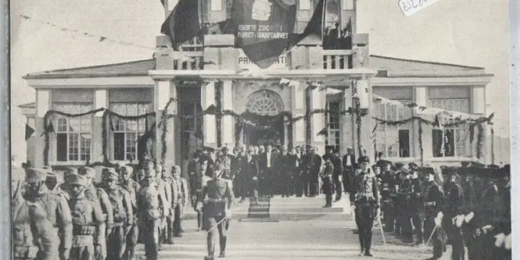 Fotot e rralla të deputetëve shqiptarë, që nga parlamenti i parë i 1921-it, te ai i fundit i Monarkisë së Zogut, në prillin e 1939-ës