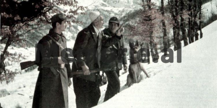 Letra për Enverin: “Në pikën kufitare Zogaj, edhe pse pesë herë u ndez prozhektori, dy armiq nuk u zbuluan dhe të asgjesoheshin…”/ Raporti sekret i Feçor Shehut në 1980-ën