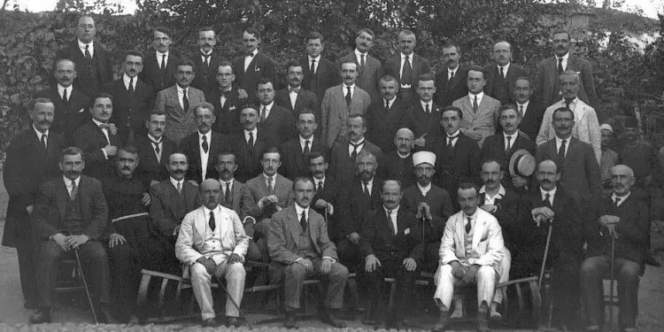 Fotot e rralla të deputetëve shqiptarë, që nga parlamenti i parë i 1921-it, te ai i fundit i Monarkisë së Zogut, në prillin e 1939-ës