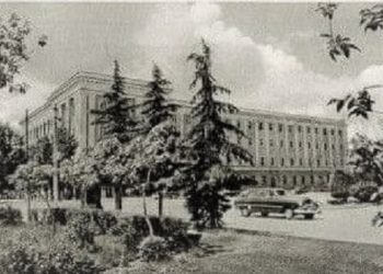 Raporti për Komitetin Qëndror:  “Tek ne ka njerëz që flenë pa ngrënë, ndërsa udhëheqësit shtrojnë bankete dhe dërgojnë ushqime falas në Vietnam…”/ Përgjimet në rrethin e Krujës në ’73-in