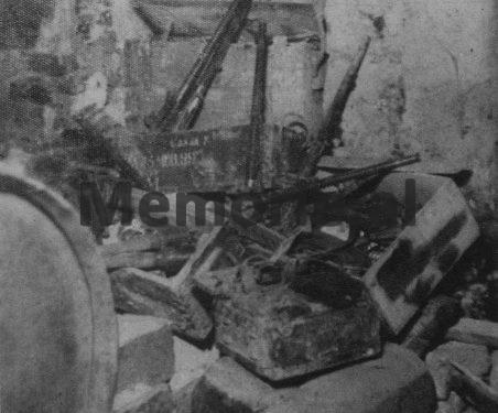 Arme dhe municione luftarake te futura nga Sigurimi i Shtetit ne Katedralen e Shkodres gjate arrestimit te prifterinjve katolike ne vitet 1945-46..