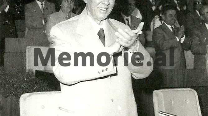 Enver Hoxha dhe Byroja Politike duke duartrokitur fillimin e Kongresit te VIII te PPSH-se. 1981