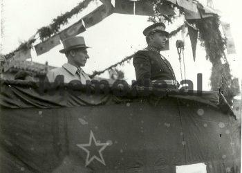 Enver Hoxha dhe Pandi Kristo gjate nje vizite ne Vithkuq te Korçes. 1947