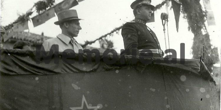 Enver Hoxha dhe Pandi Kristo gjate nje vizite ne Vithkuq te Korçes. 1947