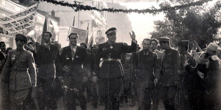 Enver Hoxha gjate vizites ne Berat. 1947