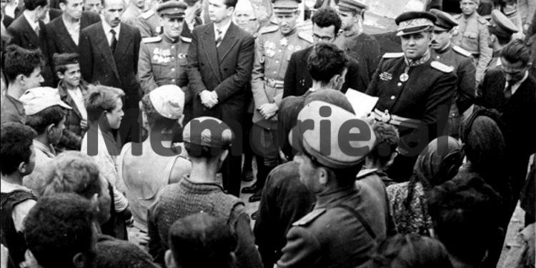 Enver Hoxha ne Gjirokaster 1947..bmp