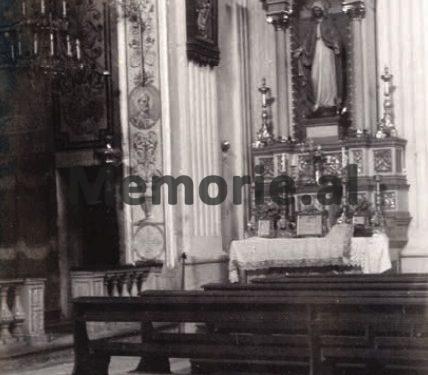 Katedralja e Shkodres gjate kontrollit per armet e futura nga Sigurimi i Shtetit. 1946