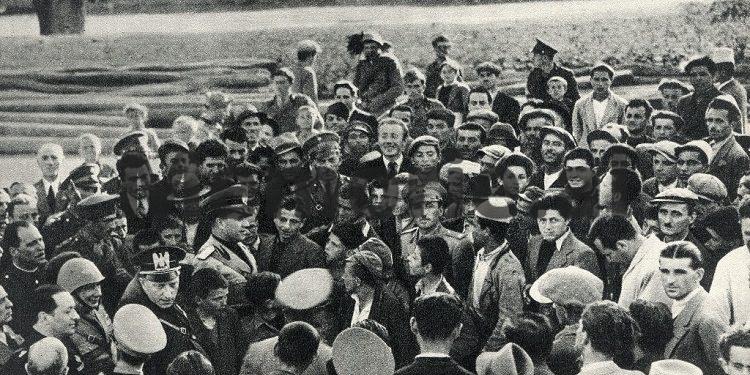 Gazeta ‘Tomorri’ e majit 1941: “Sovrani August shkon në parakalim te organizatat djaloshare të Partisë dhe vizitat…”/ Kur Mbreti Viktor Emanueli i III-të qëndroi një javë në Shqipëri