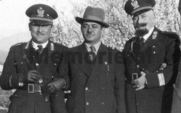 Shefqet Verlaci ne mes te dy oficerve te xhandarmerise shqiptare gjate okupimit italian