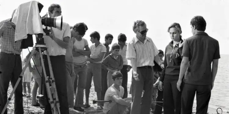 Ramiz Alia: “Përse ju vazhdoni të prodhoni ende filma bardh e zi, tani as në televizor nuk i shoh dot…”?!/ Debati në Komitetin Qendror me drejtuesit e Kinostudios në ‘90-ën