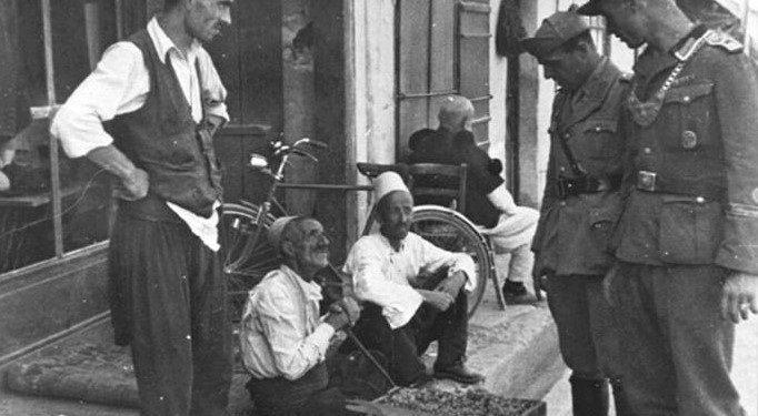 “Aeroplanët anglez kanë mitralue dy makina ku kan mbet të vram dhe të plagosun edhe disa rom, që gjermanët i kan marrë me mjekue e operue në spitalin e tyne në…”/ Dokumentet e panjohura