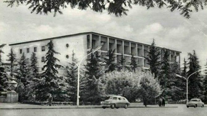 Letra për Hysni Kapon: “Ashtu sikur na thatë ju, zhurmuesi televiziv i vendosur mbi Hotel ‘Tirana’ nuk ka funksionuar dhe ne…”/ Raporti për Komitetin Qendror i shefit të Shtypit e Propagandës, në ’79-ën