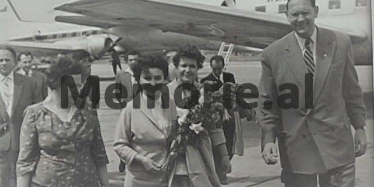 “Kompozitori Abdulla Grimci, ka mbajtur në shtëpi librin e gjeografisë, ku ishte dhe foto e Hrushovit me Liri Belishovën, duke…”/ Raporti ‘Tepër sekret’ i Rrapo Dervishit