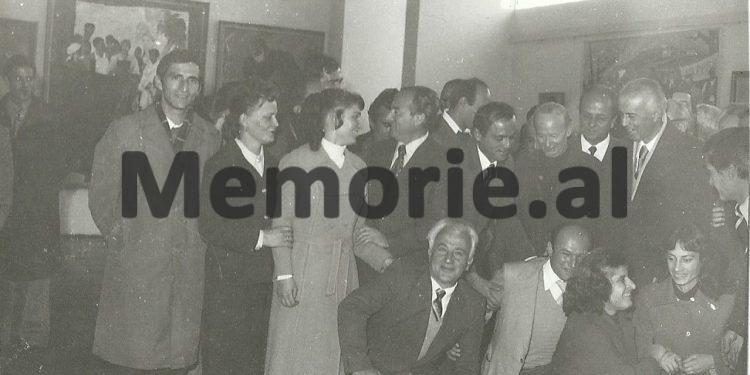 Fjala e Enver Hoxhës: “Disa romane, si të Shuteriqit, të Spasses, ose të Gjatës etj., janë shumë të mira, por do bënim gabim t’i krahasojmë me…/ Takimi me shkrimtarët dhe artistët në ’57-ën