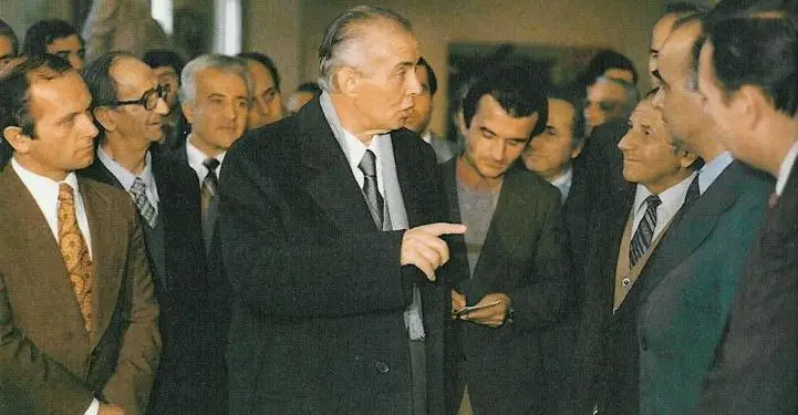 Fjala e panjohur e Enverit: “Kristaq Rama s’i ka përgatitur akoma skicat që duhen për Monumentin e Pavarsisë në Vlorë, pasi ai është…”/ Mbledhja e Byrosë Politike në ’69-ën