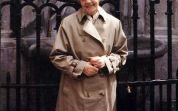 Telegrami i panjohur i Nexhmije Hoxhës: “Me kënaqësi të veçantë mësuam lirimin tuaj pas vuajtjesh dhe mundimesh të shumta në burgjet e…”/ Urimi për Nelson Mandelën, në shkurt 1990