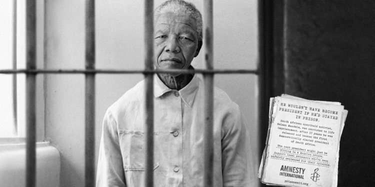 Telegrami i panjohur i Nexhmije Hoxhës: “Me kënaqësi të veçantë mësuam lirimin tuaj pas vuajtjesh dhe mundimesh të shumta në burgjet e…”/ Urimi për Nelson Mandelën, në shkurt 1990