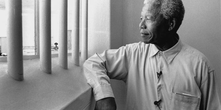 Telegrami i panjohur i Nexhmije Hoxhës: “Me kënaqësi të veçantë mësuam lirimin tuaj pas vuajtjesh dhe mundimesh të shumta në burgjet e…”/ Urimi për Nelson Mandelën, në shkurt 1990