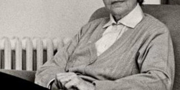 Telegrami i panjohur i Nexhmije Hoxhës: “Me kënaqësi të veçantë mësuam lirimin tuaj pas vuajtjesh dhe mundimesh të shumta në burgjet e…”/ Urimi për Nelson Mandelën, në shkurt 1990