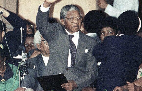 Telegrami i panjohur i Nexhmije Hoxhës: “Me kënaqësi të veçantë mësuam lirimin tuaj pas vuajtjesh dhe mundimesh të shumta në burgjet e…”/ Urimi për Nelson Mandelën, në shkurt 1990