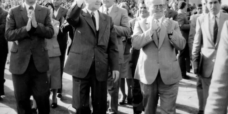 Dokumenti sekret: “Këto poezi janë të huaja për artin tonë, të mos i bëhet asnjë lëshim dhe t’i shkohet deri në fund….”/ Shënimi i Ramiz Alisë që burgosi Visar Zhitin në ’79-ën
